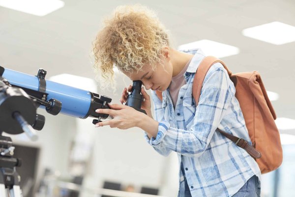Quelles croisières offrent des cours d'astronomie dispensés par des experts en cosmologie?