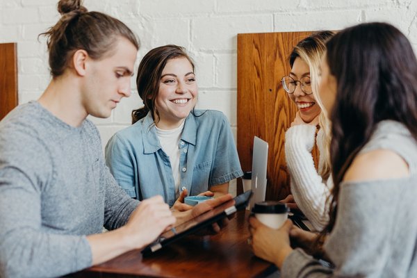 Les secrets des relations de travail harmonieuses : impact, conseils pratiques et épanouissement professionnel